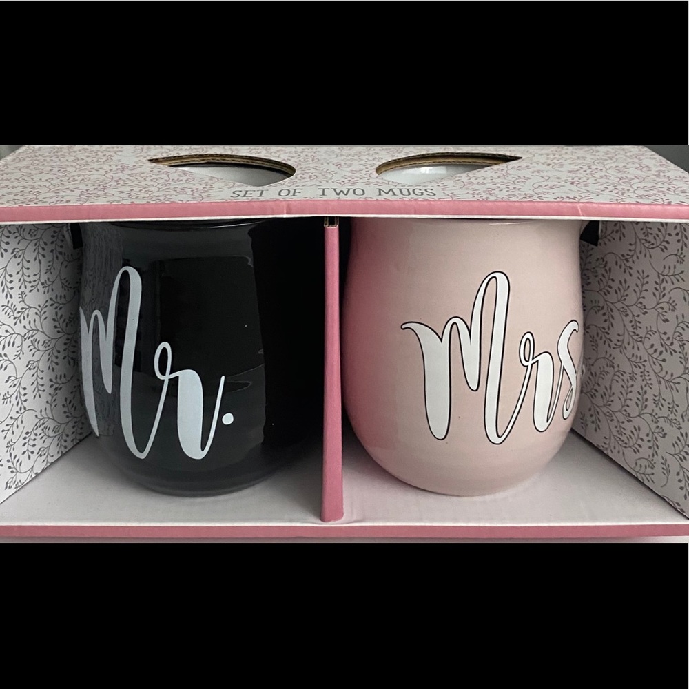 New In Box Set of 2 Ceramic Mugs 4 1/2" Tall